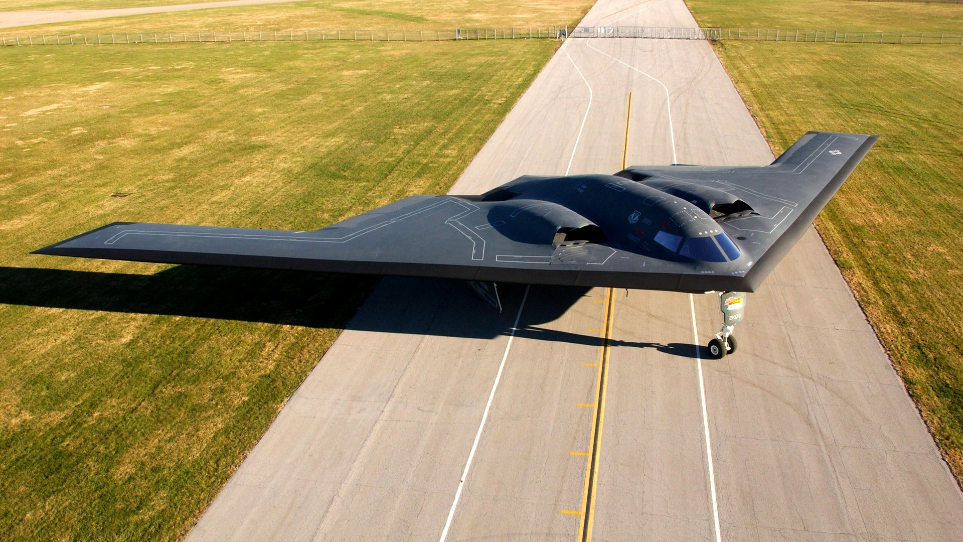 Wallpaper B-2 Spirit, Bomber, Airfield - Northrop Grumman B 2 Spirit Wingspan - HD Wallpaper 