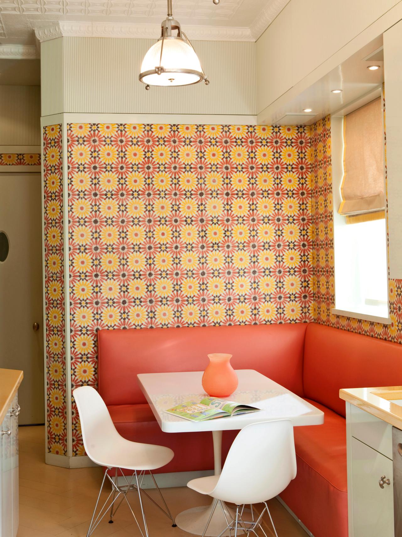 Midcentury Modern Dining Room With Floral Wallpaper - Breakfast Nook Banquette Mid Century - HD Wallpaper 