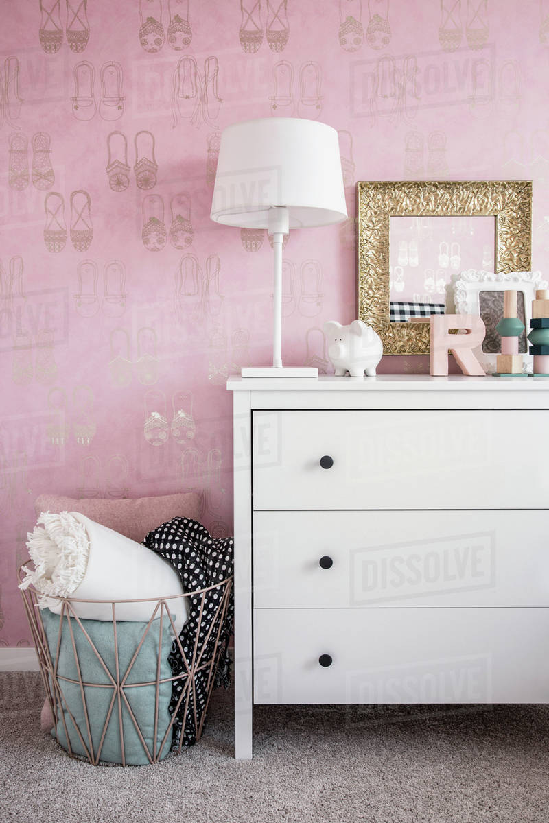 Pink Wallpaper And Pastel Decor In Bedroom Royalty-free - Macrame Bow Holder - HD Wallpaper 