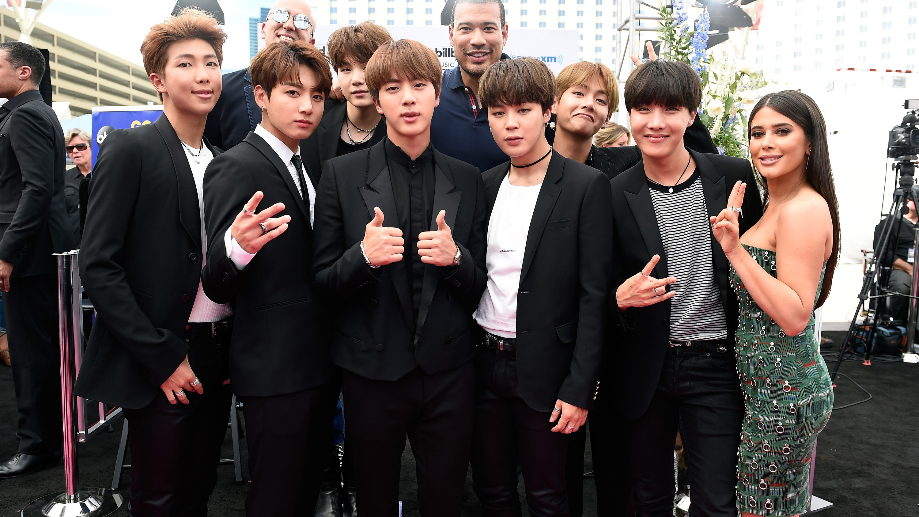 Bts Bangtan Boys Wallpaper Full Hd Free Download - Bts Pictures With Fans -  3000x1687 Wallpaper 