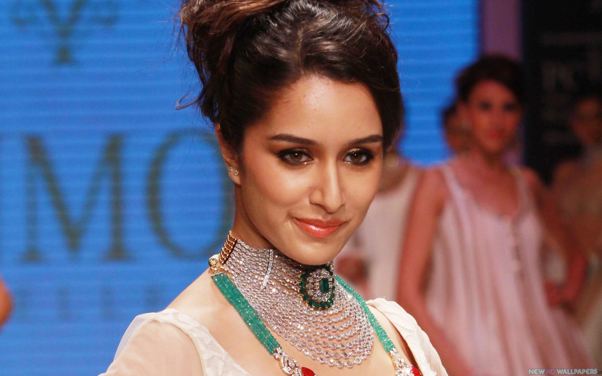 Amazing Shraddha Kapoor Pictures & Backgrounds - Shraddha Kapoor And Tamanna Bhatia - HD Wallpaper 