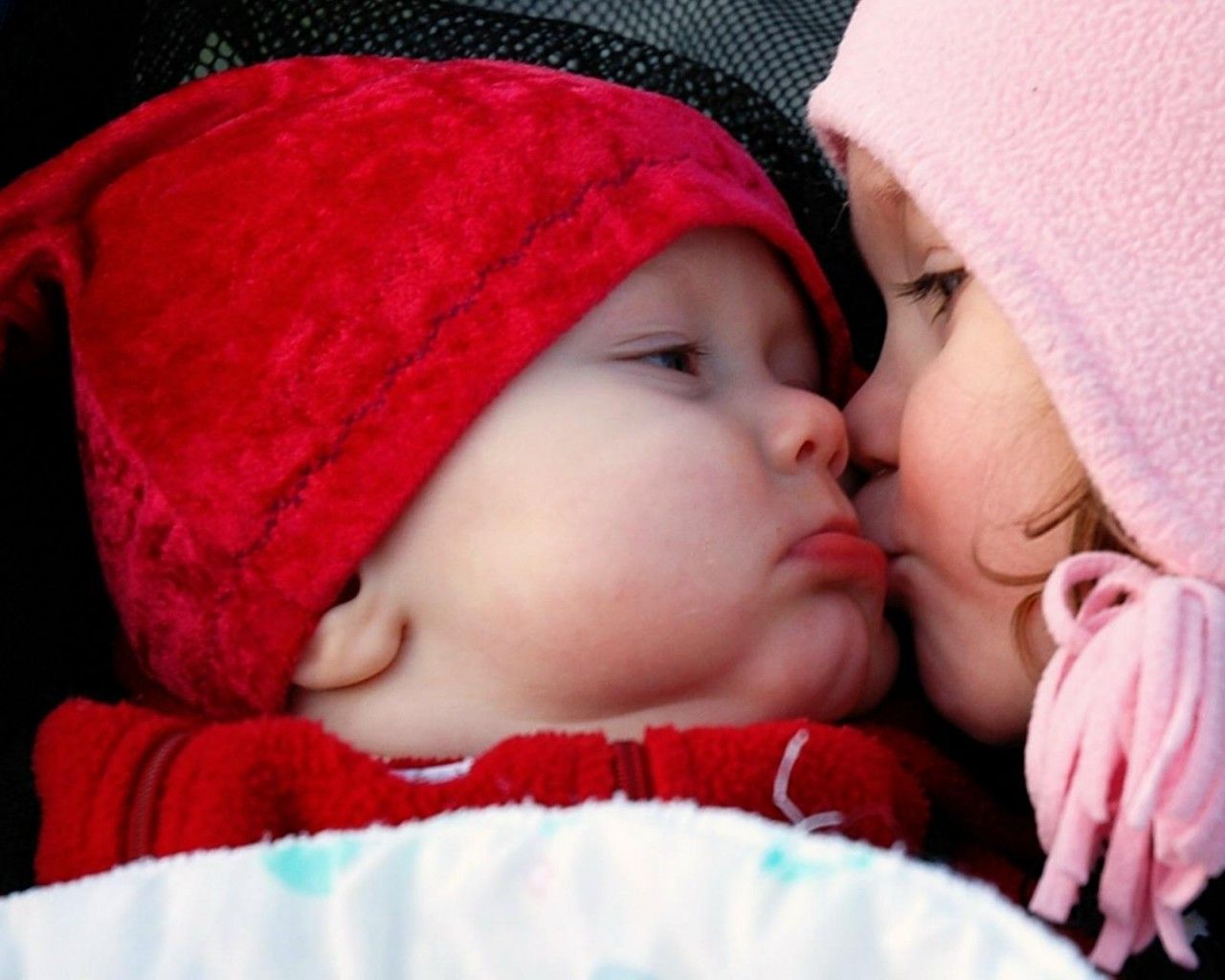 Love Kiss Cute Baby - HD Wallpaper 