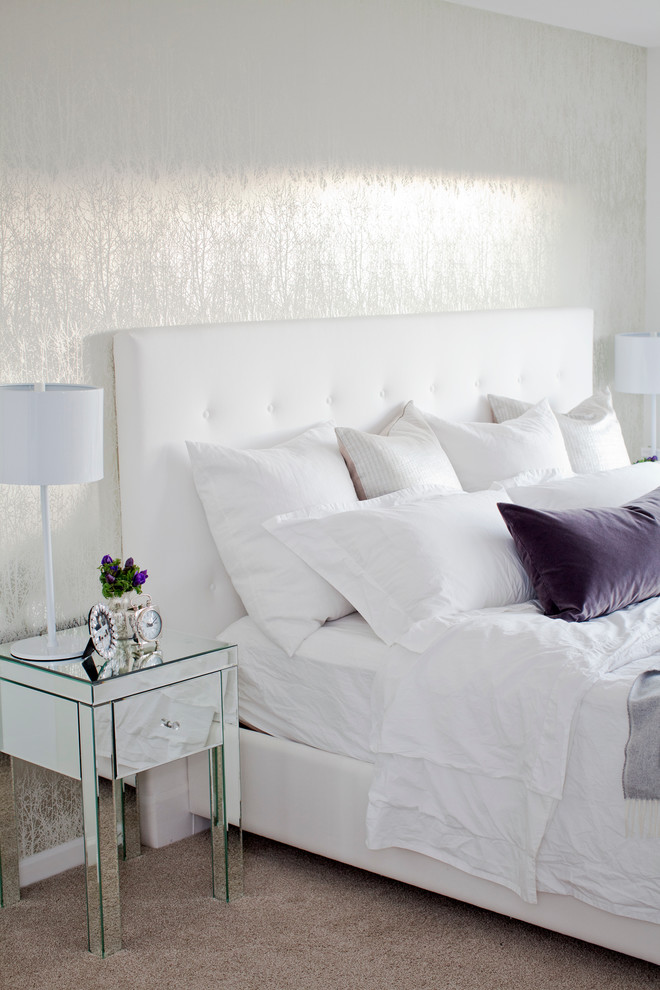 Dazzling Mirrored Bedside Table In Bedroom Transitional - كاغذ ديواري مناسب اتاق خواب - HD Wallpaper 