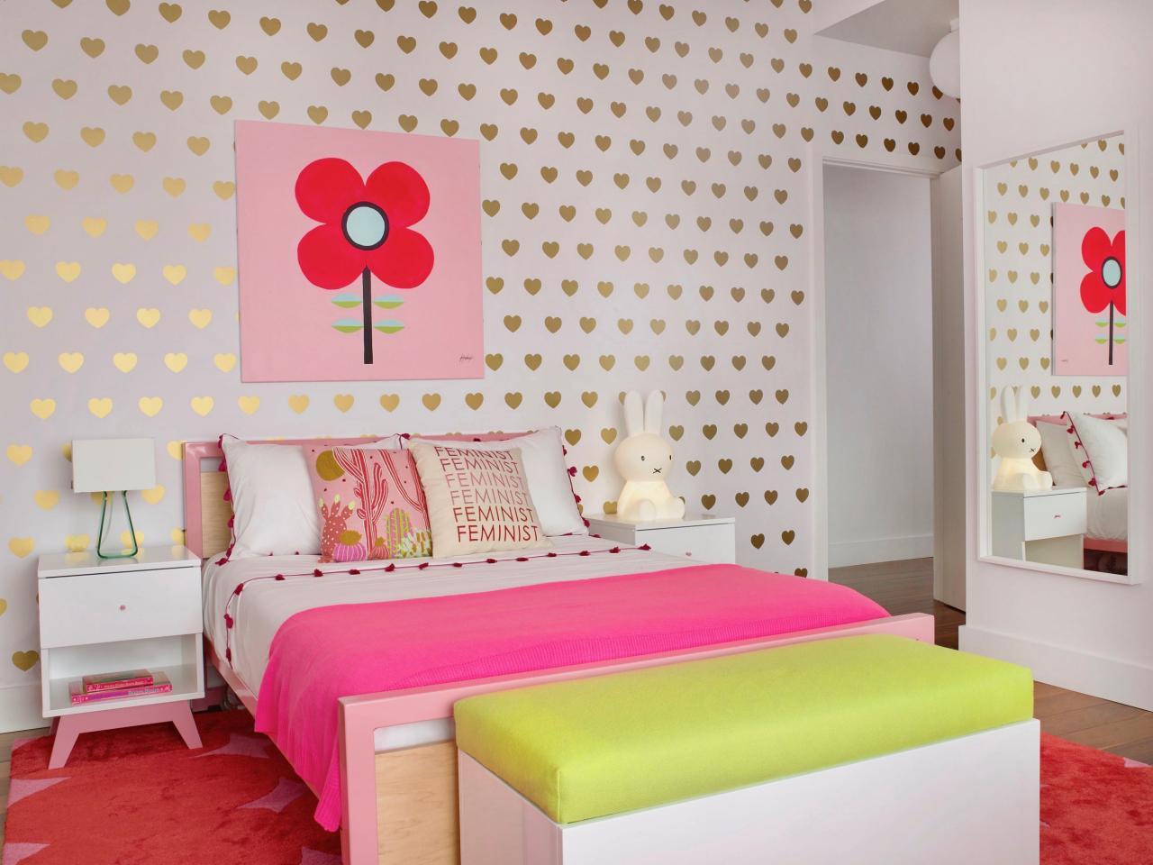 Heart Patterned Wallpaper Lines Colorful Bedroom With - Bedroom - HD Wallpaper 