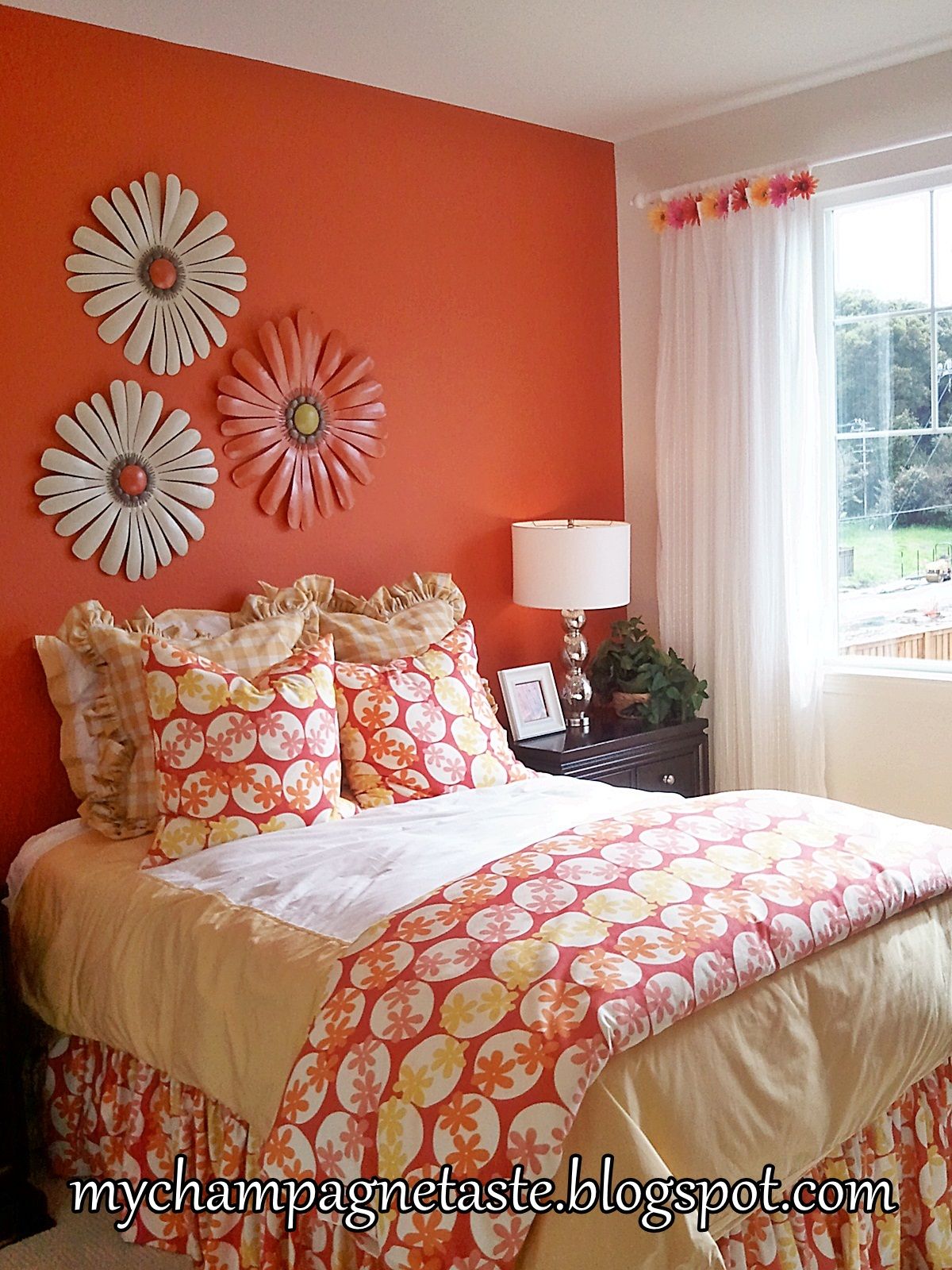Bedroom Decorating Ideas Orange Wall - HD Wallpaper 