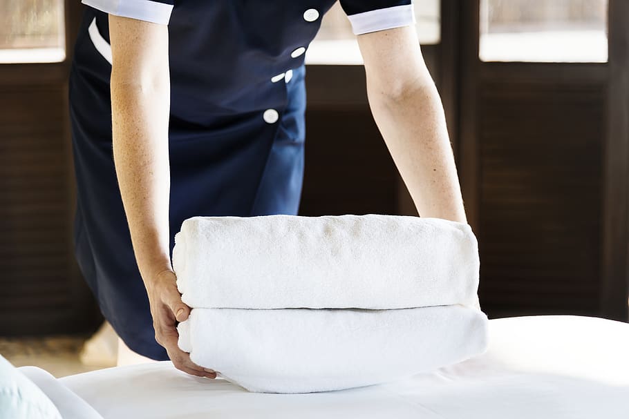 Person Folding White Bath Towels, Adult, Bed, Bedding, - Customer Relationship Management In Hospitality Industry - HD Wallpaper 