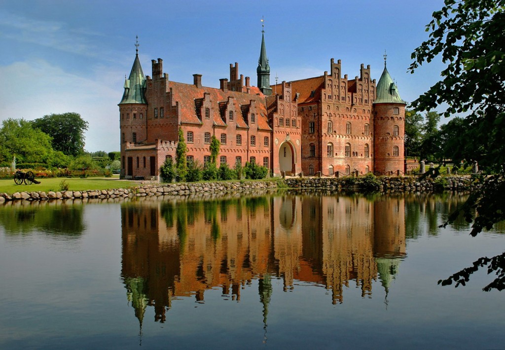 Egeskov Castle - HD Wallpaper 