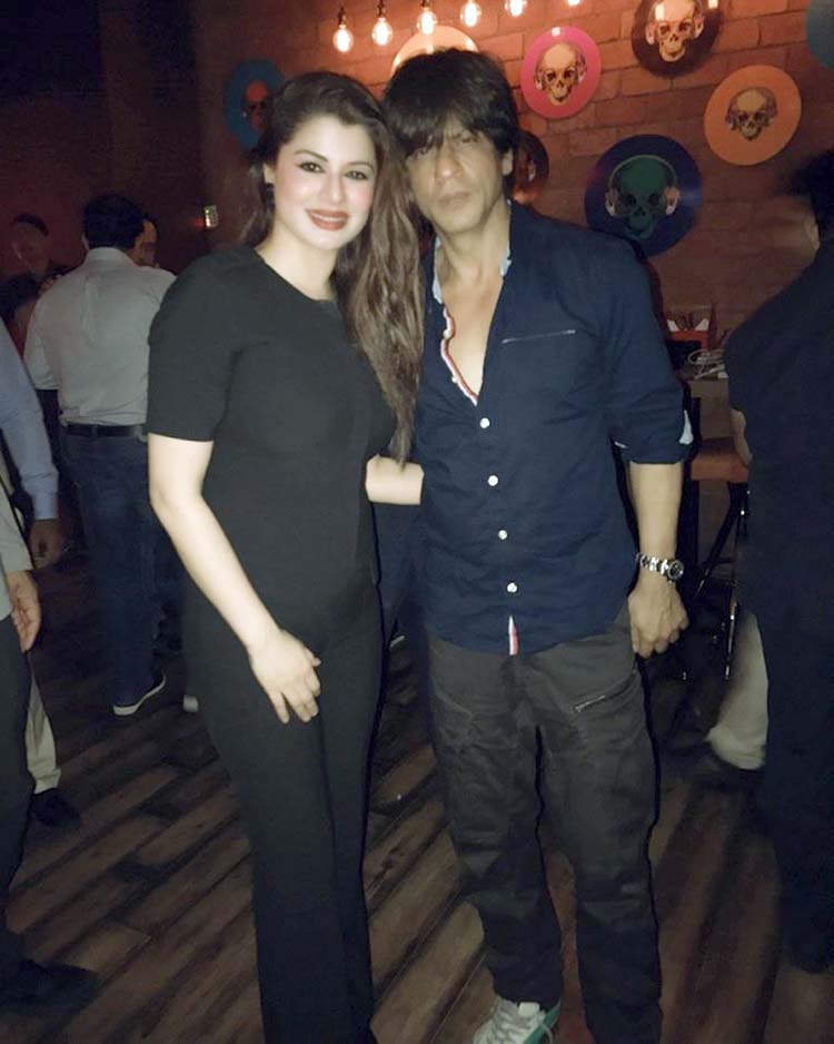 Kainaat Arora With Shah Rukh Khan - Kainaat Arora Shahrukh Khan - HD Wallpaper 