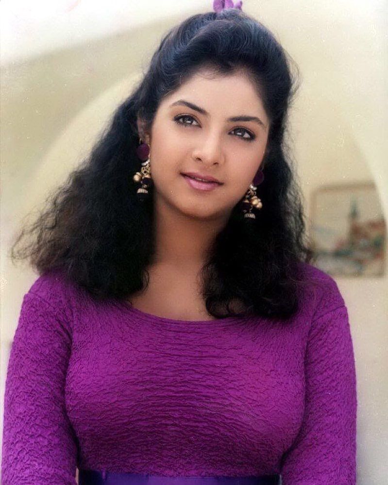 Divya Bharti Full Body - HD Wallpaper 