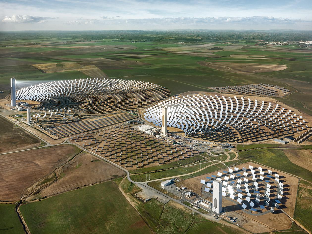 Ps10 Solar Power Plant, Seville, Spain, 2013, By Edward - Anthropocene Edward Burtynsky - HD Wallpaper 