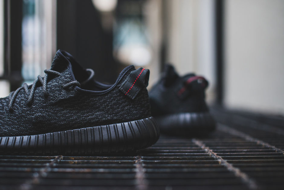 Yeezy 350 Boost Pirate Black - Yeezy 350 V2 Black Wallpaper Desktop - HD Wallpaper 