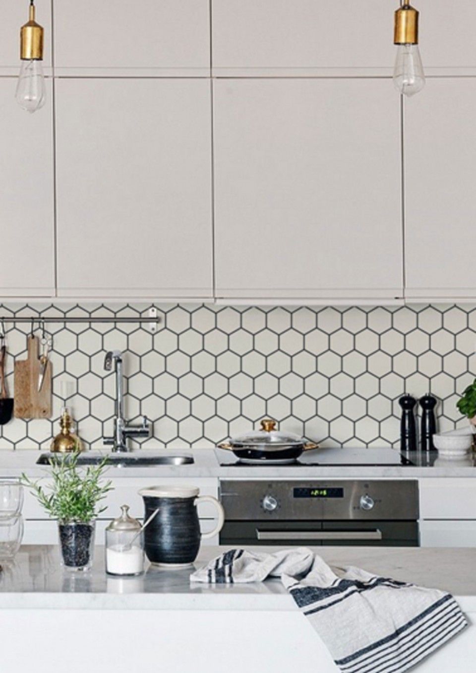 White Hexagon Kitchen Backsplash - HD Wallpaper 