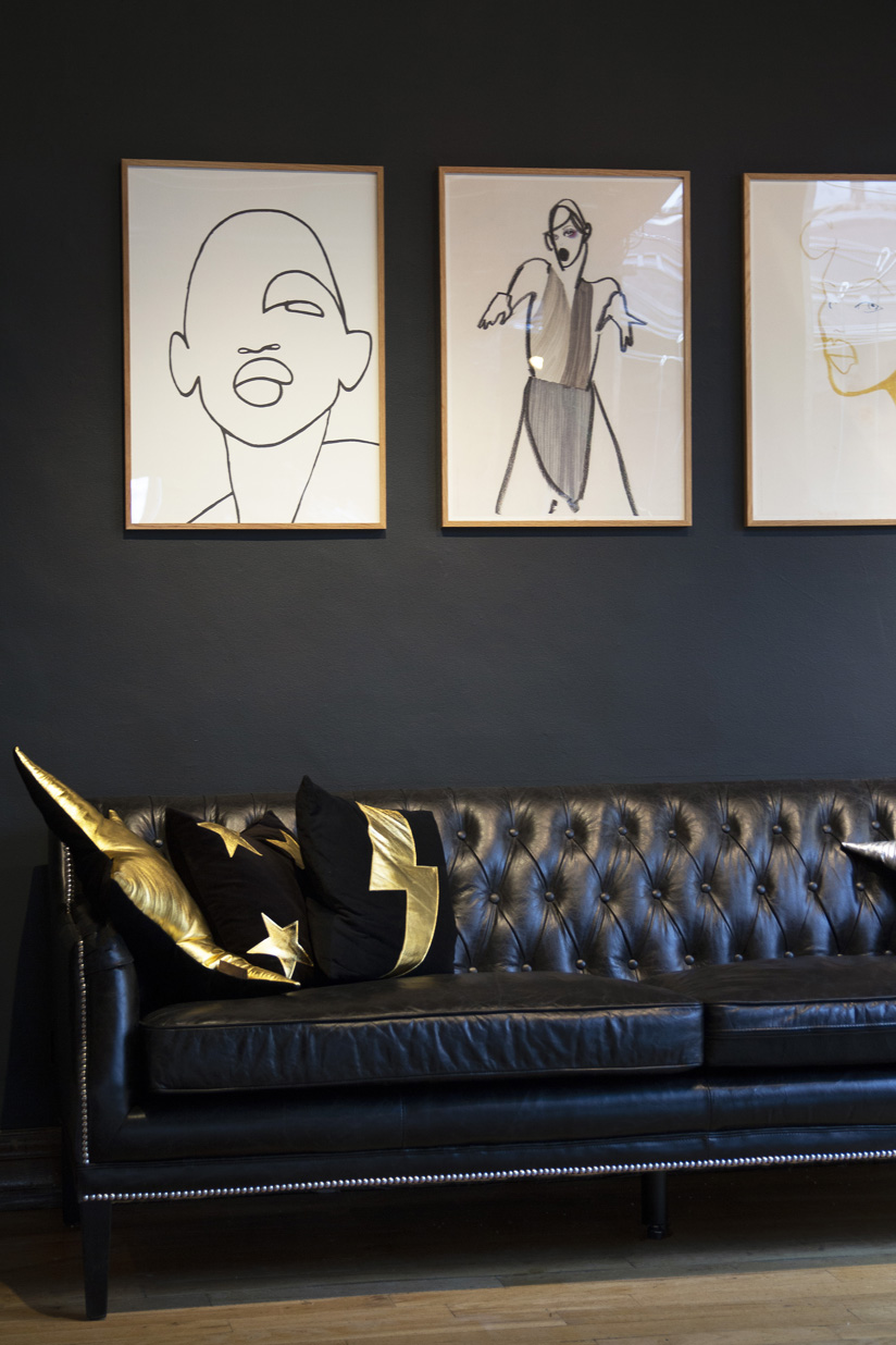 Studio Couch - HD Wallpaper 
