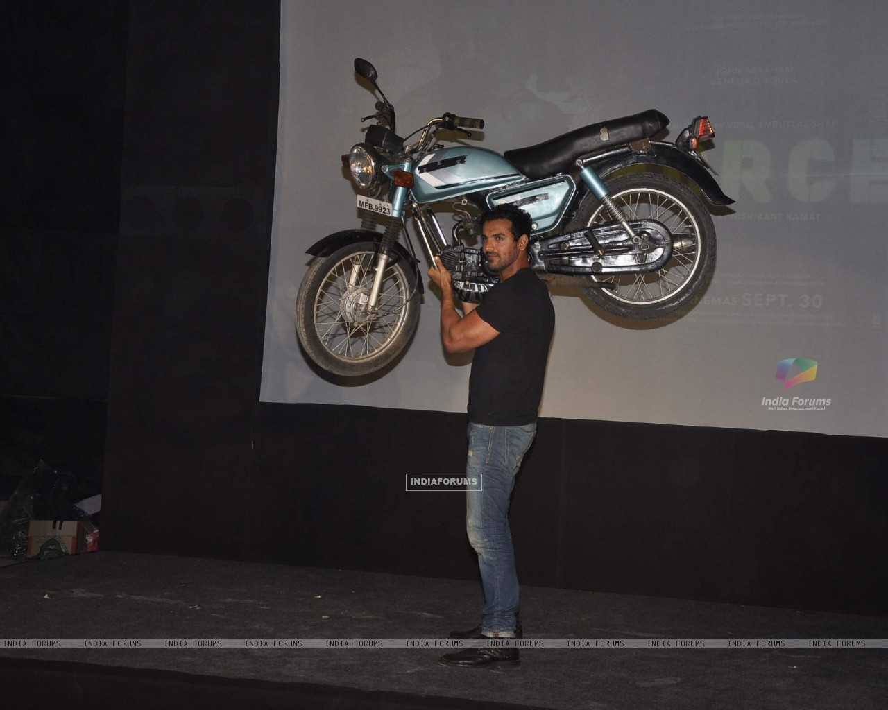 Download New John Abraham With Bike Wallpaper For Mac - John Abraham Force Wallpapers Hd - HD Wallpaper 