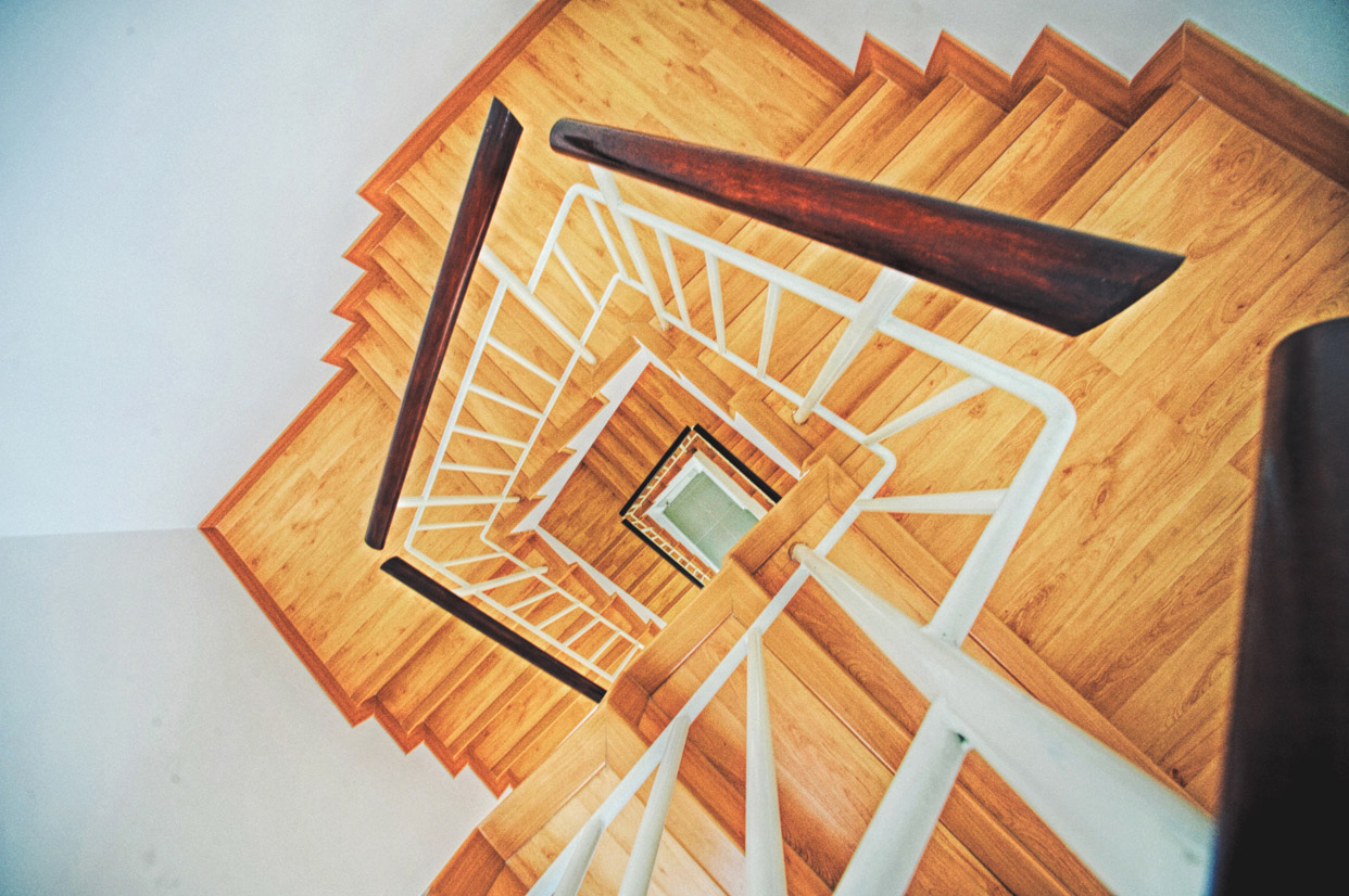 Feng Shui For Money And Wealth Interior Decorating - Stairs - HD Wallpaper 