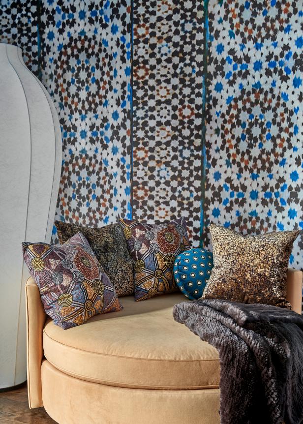 Chaise And Bold Wallpaper - Studio Couch - HD Wallpaper 