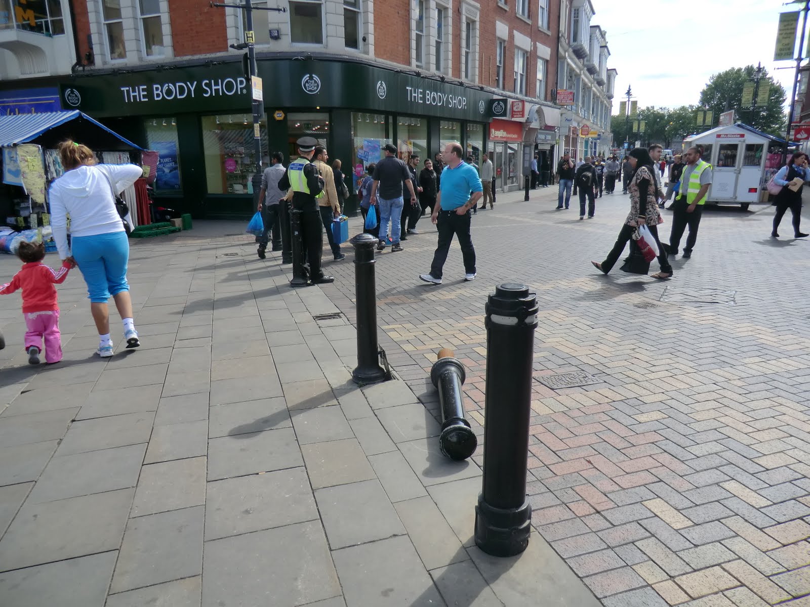 The House That A Girl Called Johnny Built Preparing - Pedestrian - HD Wallpaper 