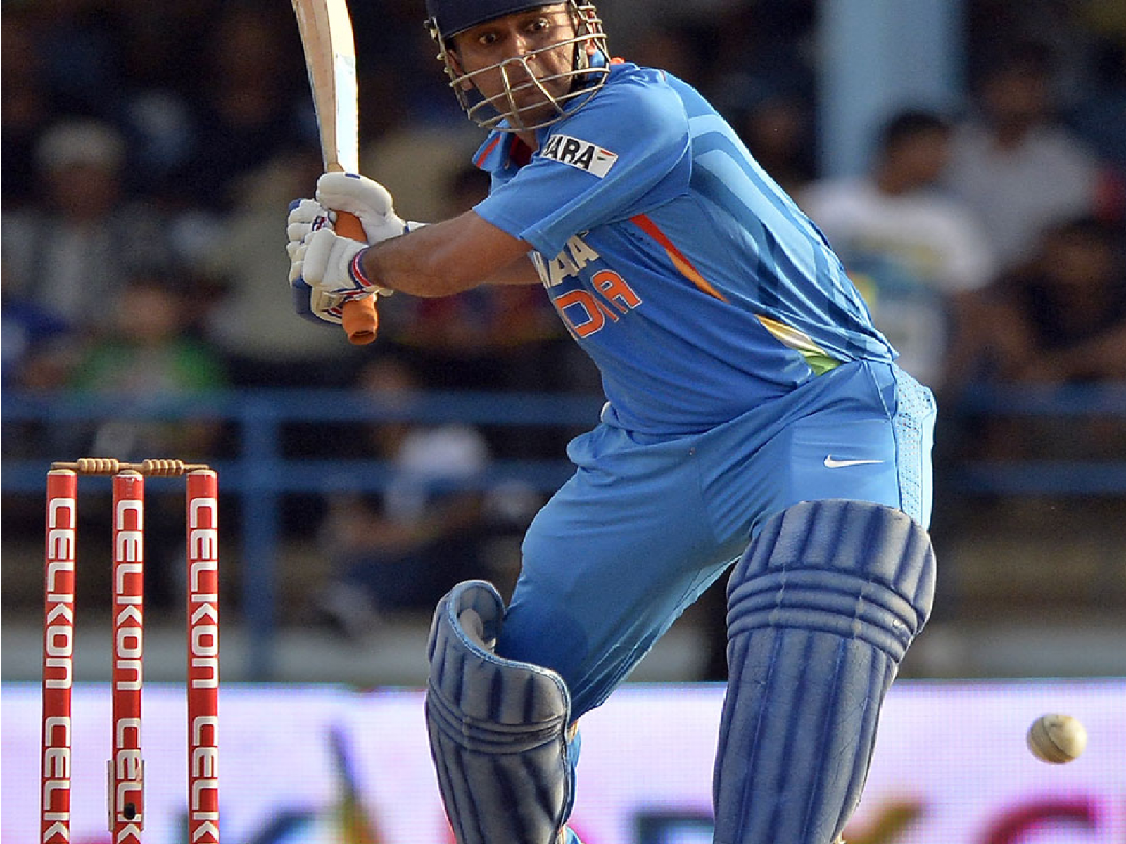 Mahendra Singh Dhoni Hit Helicaptor Shot In One Day - Hitting Sixes In Cricket - HD Wallpaper 
