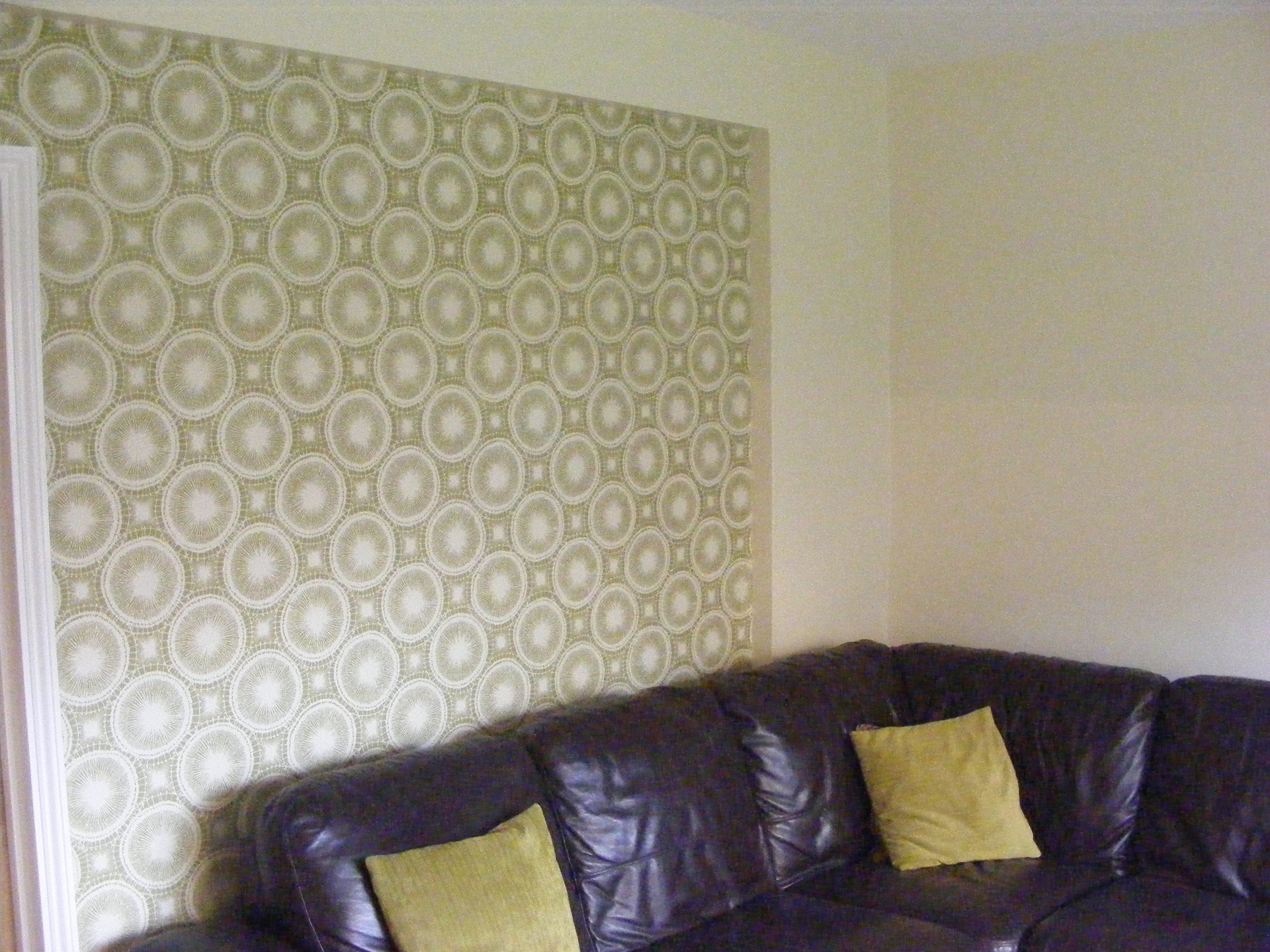 Studio Couch - HD Wallpaper 