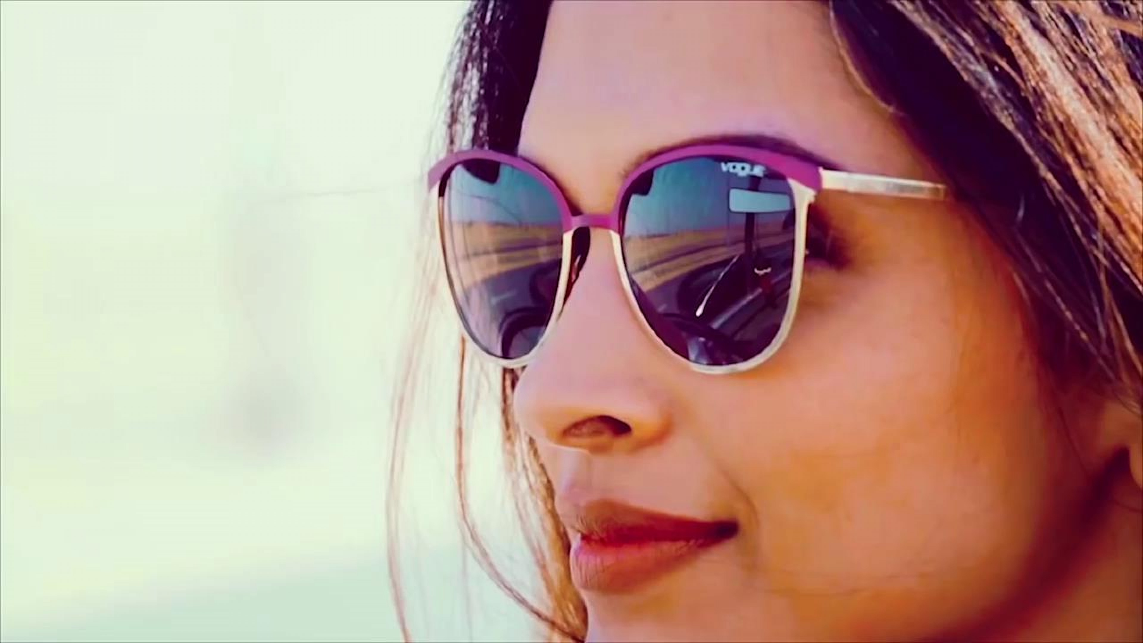Deepika Padukone Vogue Sunglasses - HD Wallpaper 