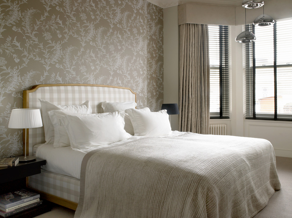 Traditional Striped Wallpaper Bedroom Transitional - Beige Headboard - HD Wallpaper 