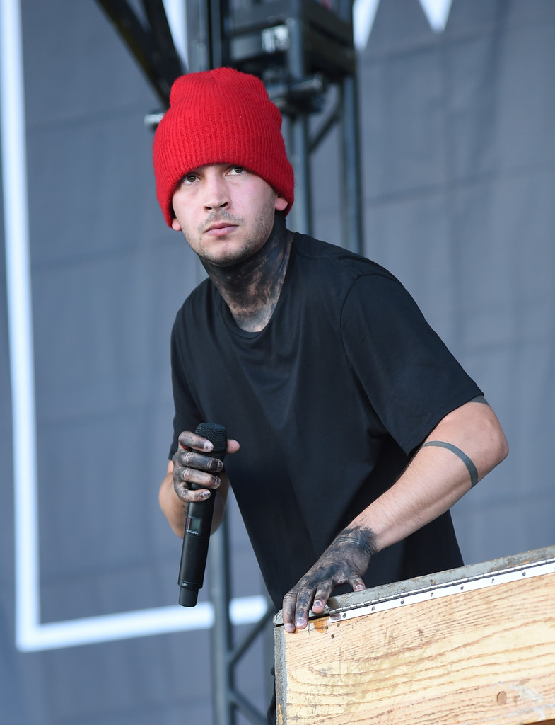 Tyler Joseph Red Hat - HD Wallpaper 