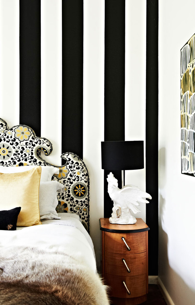 Striped Wallpaper Bedroom With Metal Table Lamps Bedroom - Striped Room - HD Wallpaper 