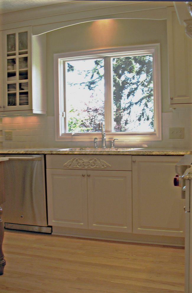 Seattle Anaglypta Wallpaper With Traditional Pot Racks - Cabinetry - HD Wallpaper 