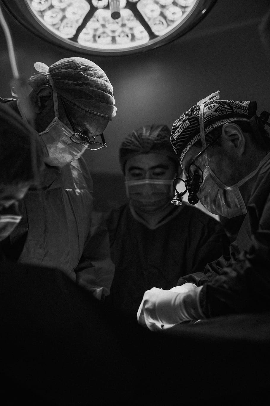 Gray Scale Photo Of Three Nurses And Doctor About To - Surgery - HD Wallpaper 