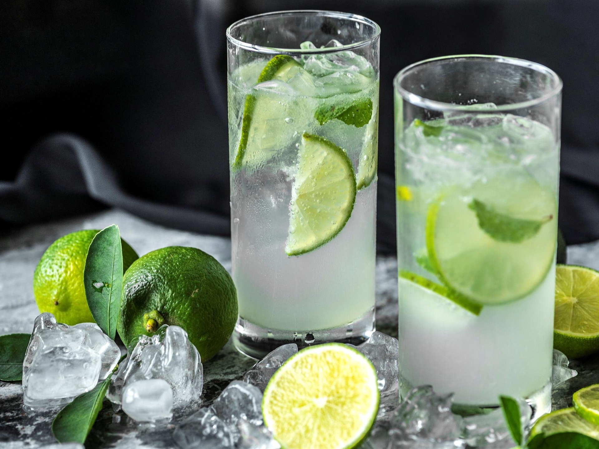 Wallpaper Mojito, Two Glass Cups, Drinks, Limes, Ice - Fresh Lime Drink - HD Wallpaper 