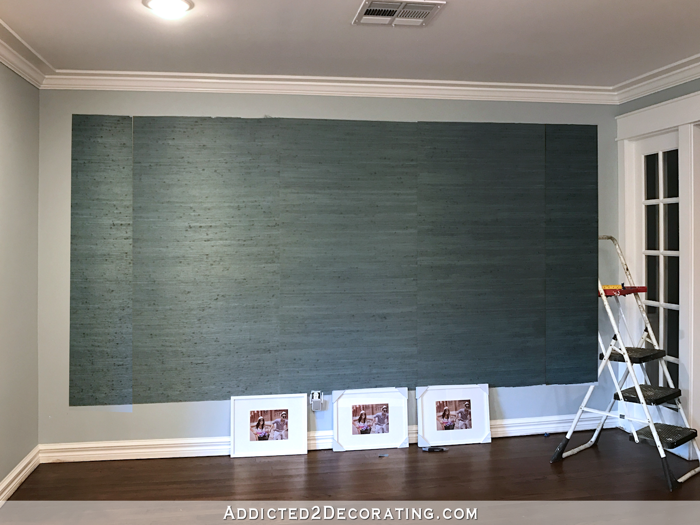 Grasscloth Accent Wall In Entryway - Bedroom Accent Wall Grasscloth - HD Wallpaper 