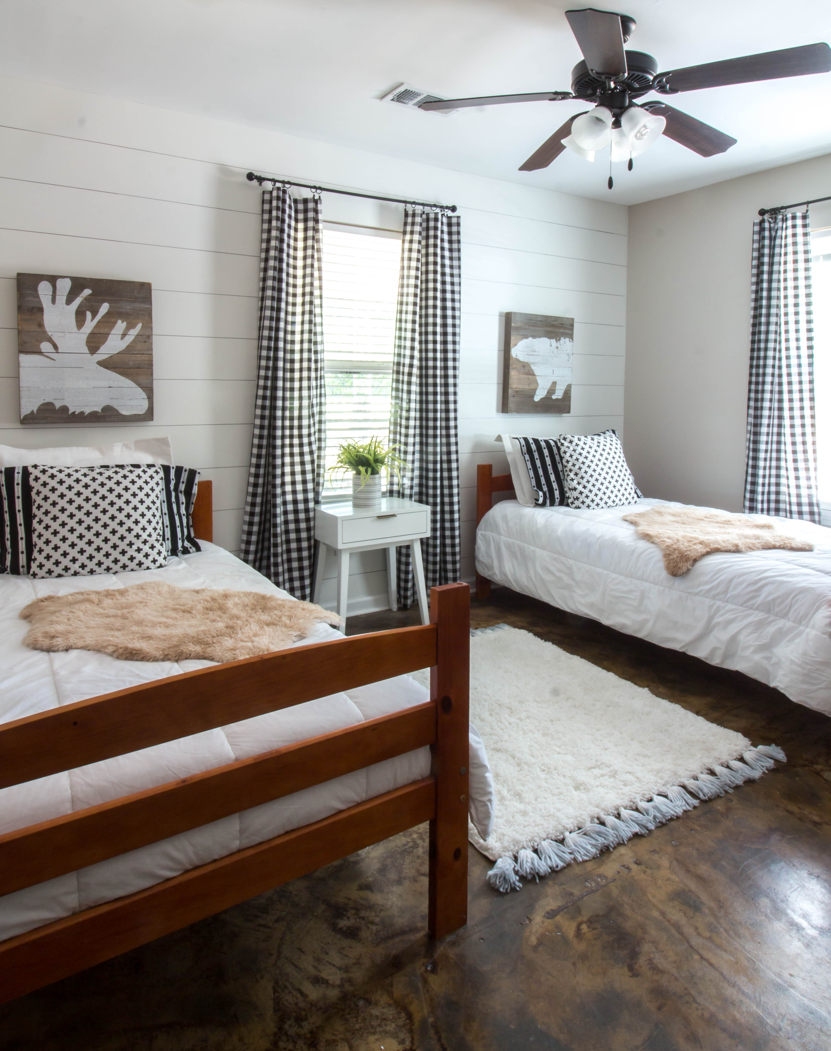 Lake House Bedroom - Lake House Bedrooms With Shiplap - HD Wallpaper 