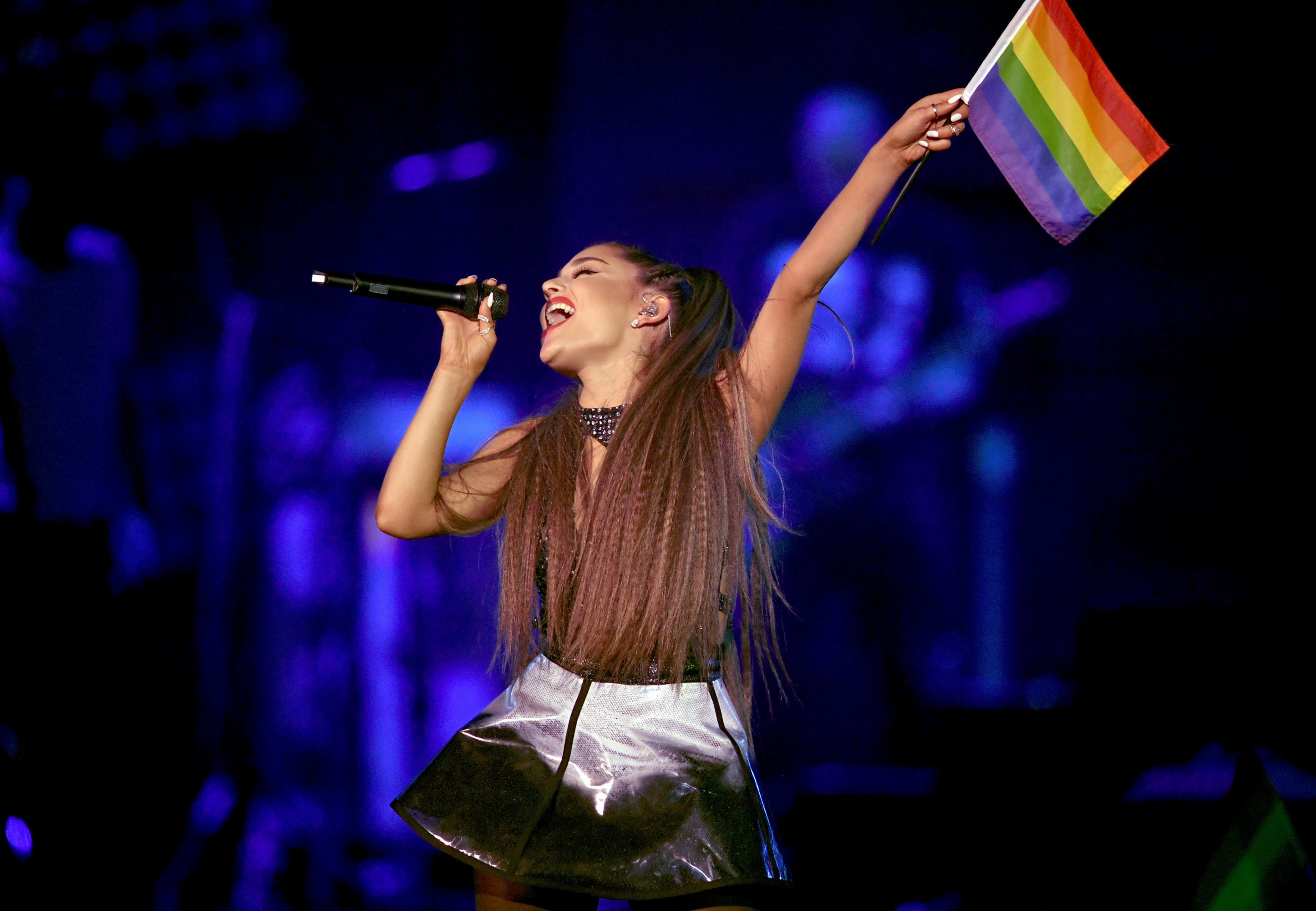 Ariana Grande Addresses Sexuality - Ariana Grande Lgbtq - HD Wallpaper 