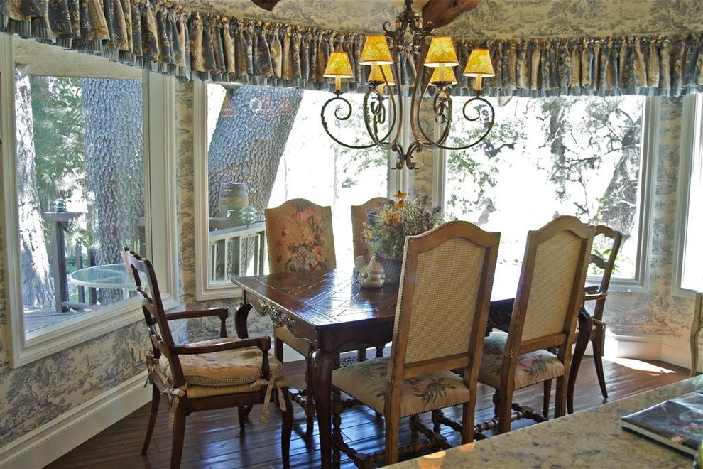 French Toile Wallpaper With Traditional Window Blinds - Dining Room - HD Wallpaper 