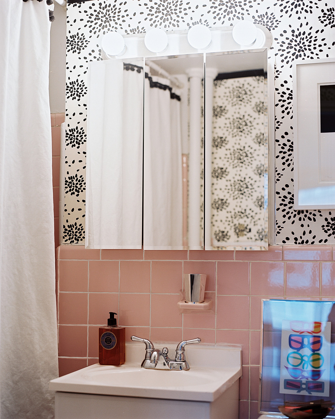 Pink Bathroom Photos 
id Currentpic 
src Http - Updating Vintage Tile Bathroom - HD Wallpaper 
