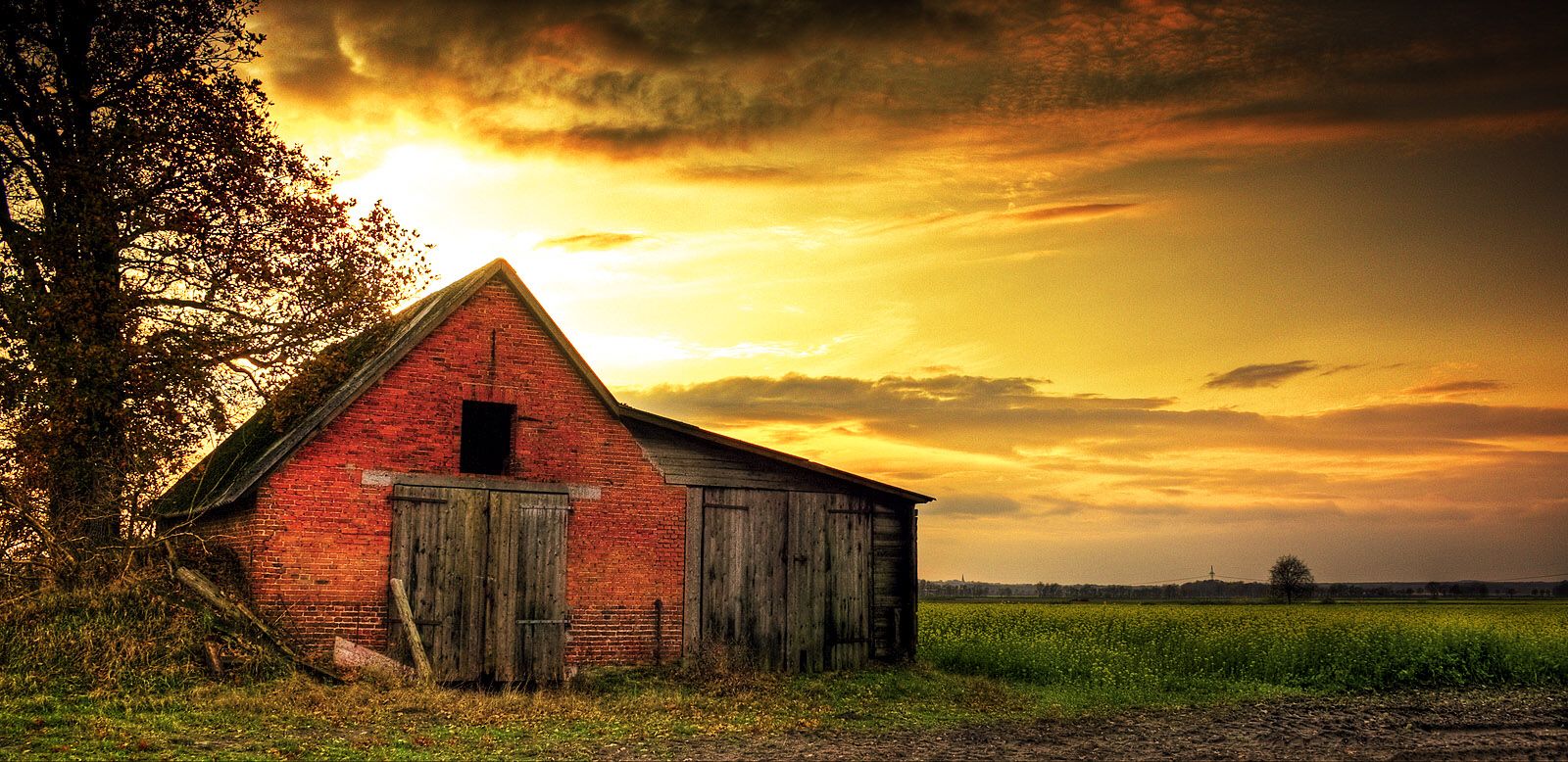 Landscapes With Old Barns - HD Wallpaper 