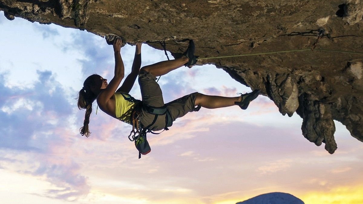 Intense Rock Climbing - Woman Rock Climbing Hd - HD Wallpaper 