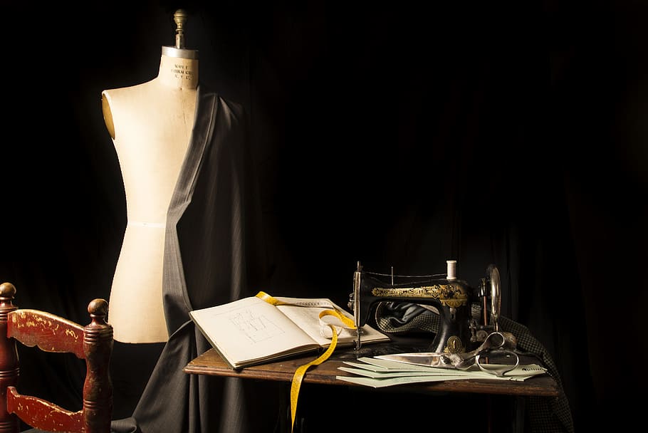 Mannequin And Sewing Machine - HD Wallpaper 