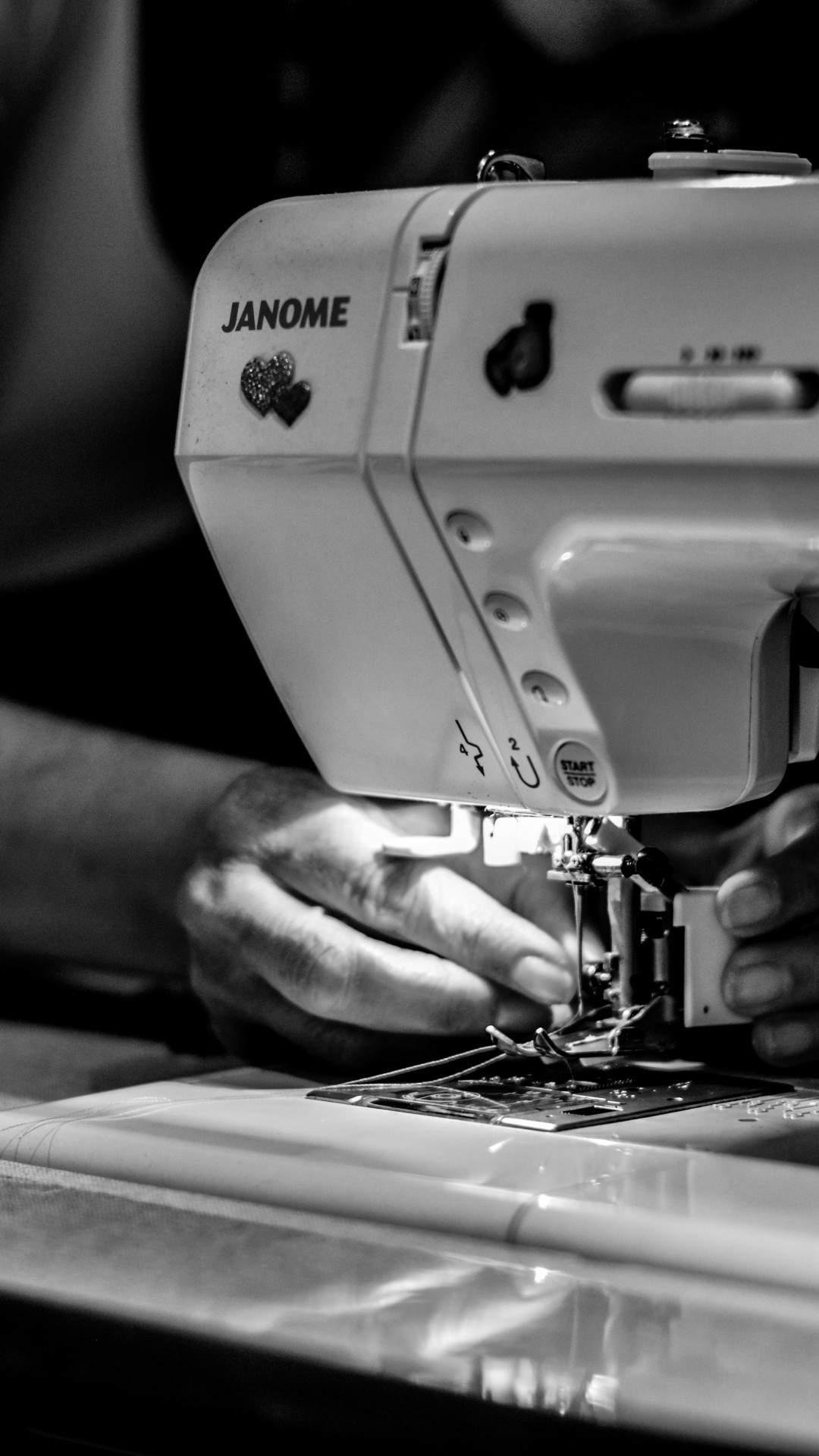 Sewing Machine, Monochrome - Tailor Machine - HD Wallpaper 