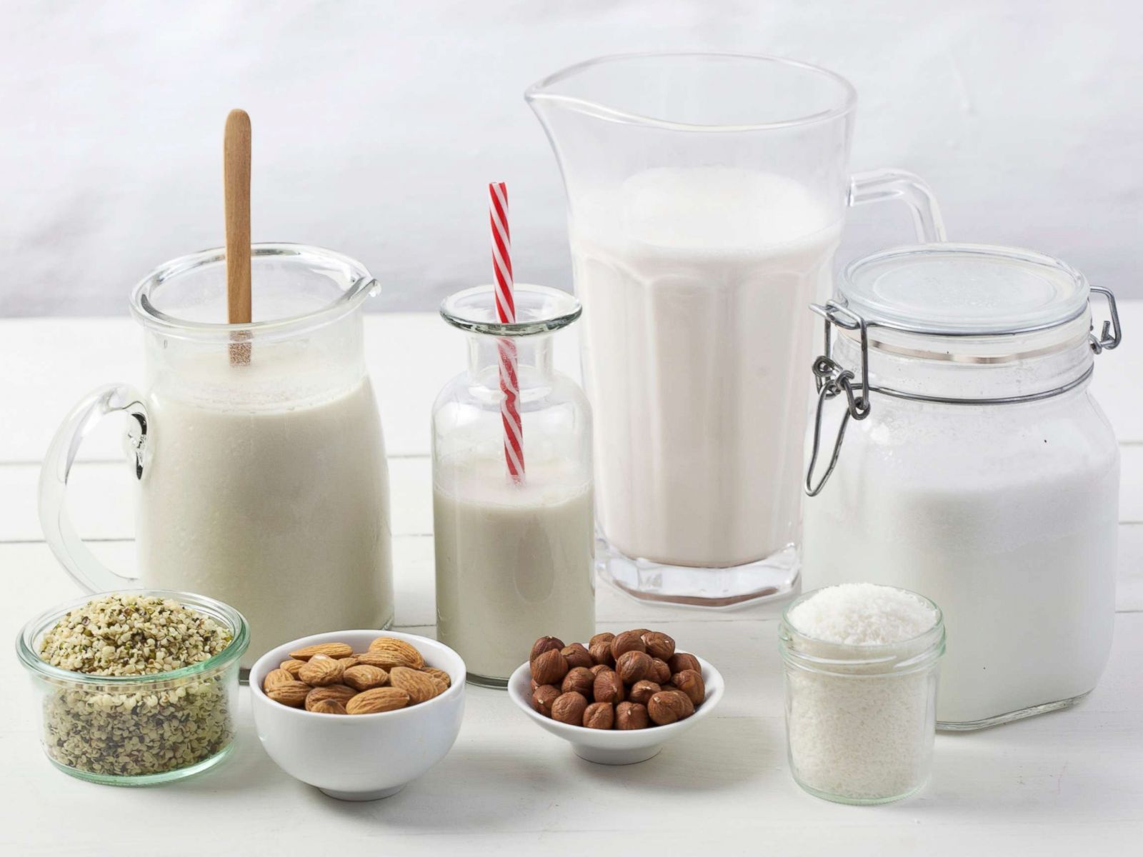 Glass Of Milk Background Wallpaper - Plant Milk - HD Wallpaper 