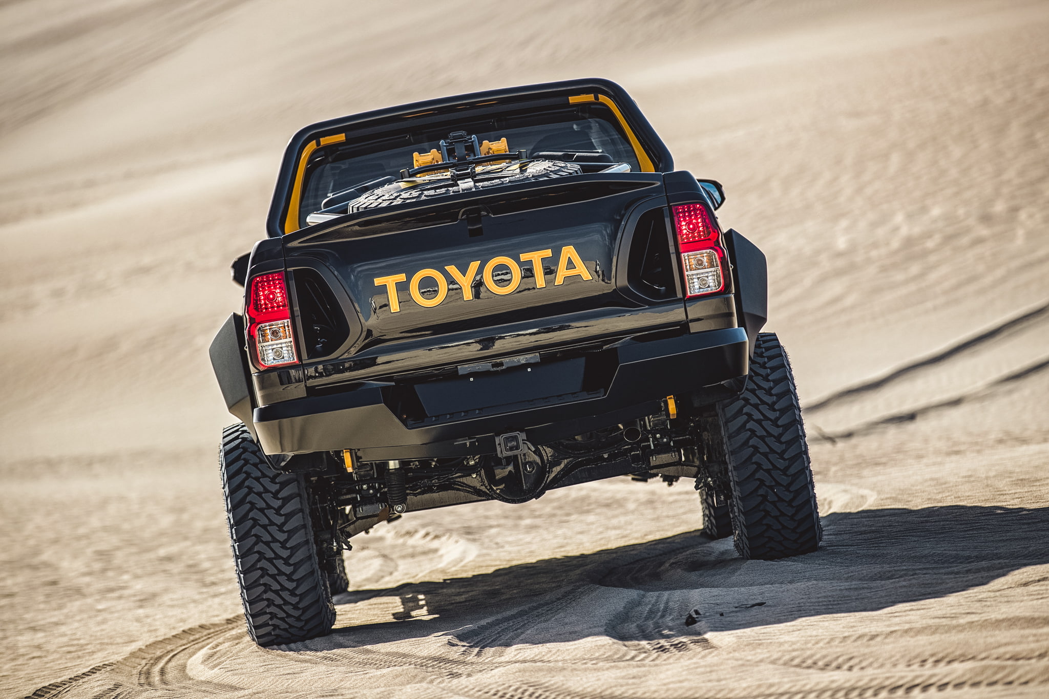 Toyota Hilux Pickup Off Road Rear Bumper - HD Wallpaper 