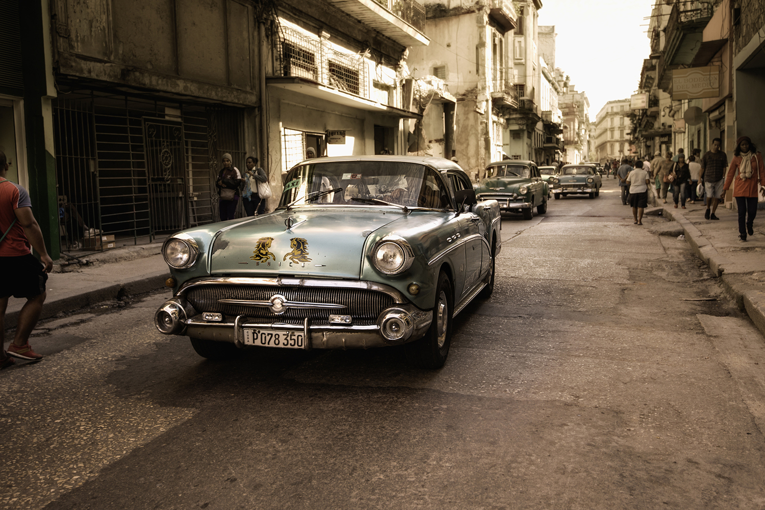 Photo Wallpaper Old Havana Street - Antique Car - HD Wallpaper 
