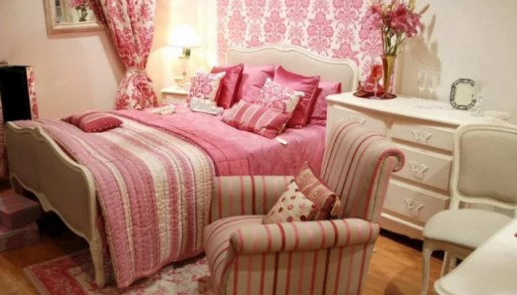 Charming Master Bedroom Accented With A Pink Floral - Pink Damask Girls Room - HD Wallpaper 
