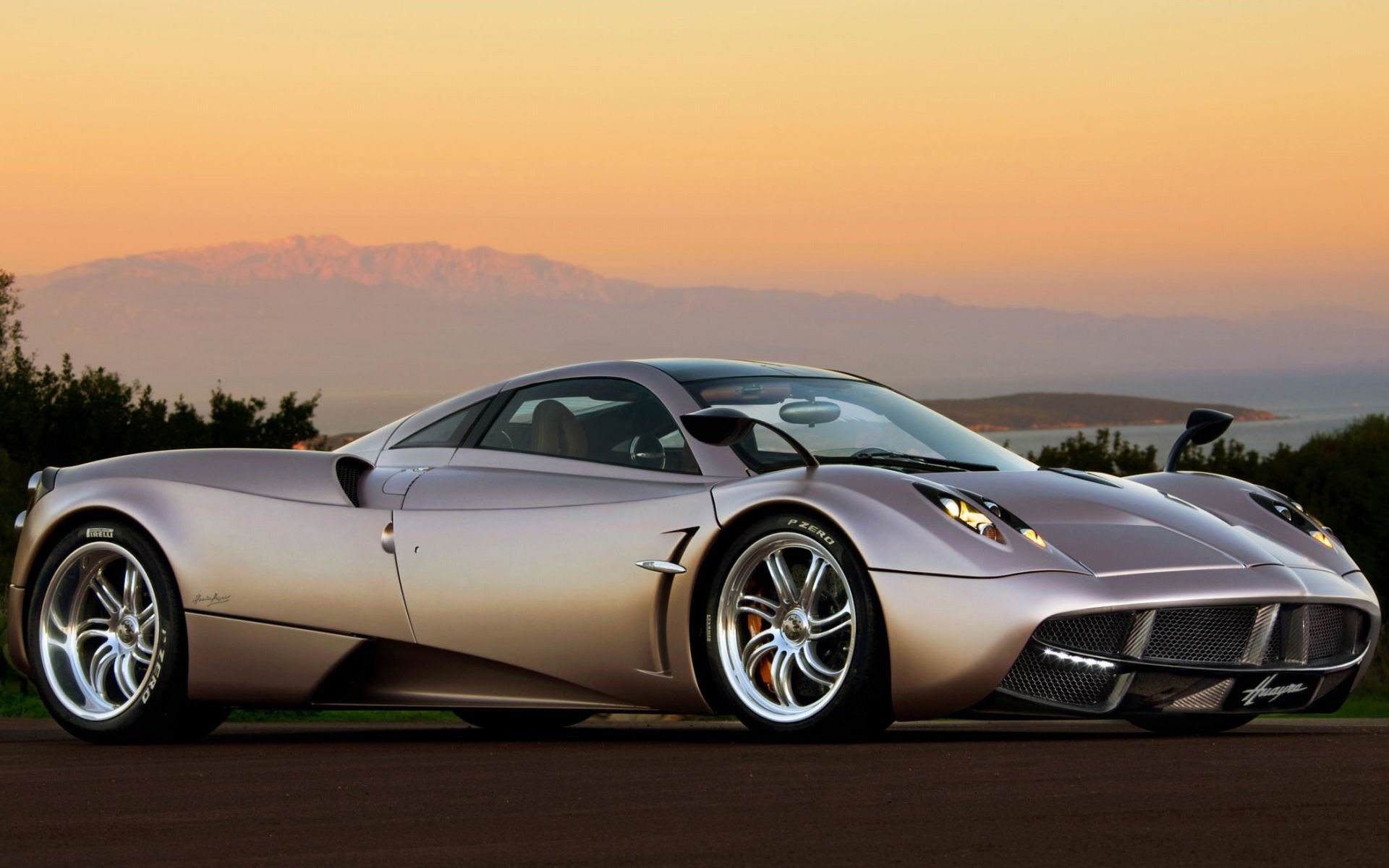 Luxury Wallpaper - Pagani Huayra 2013 - HD Wallpaper 