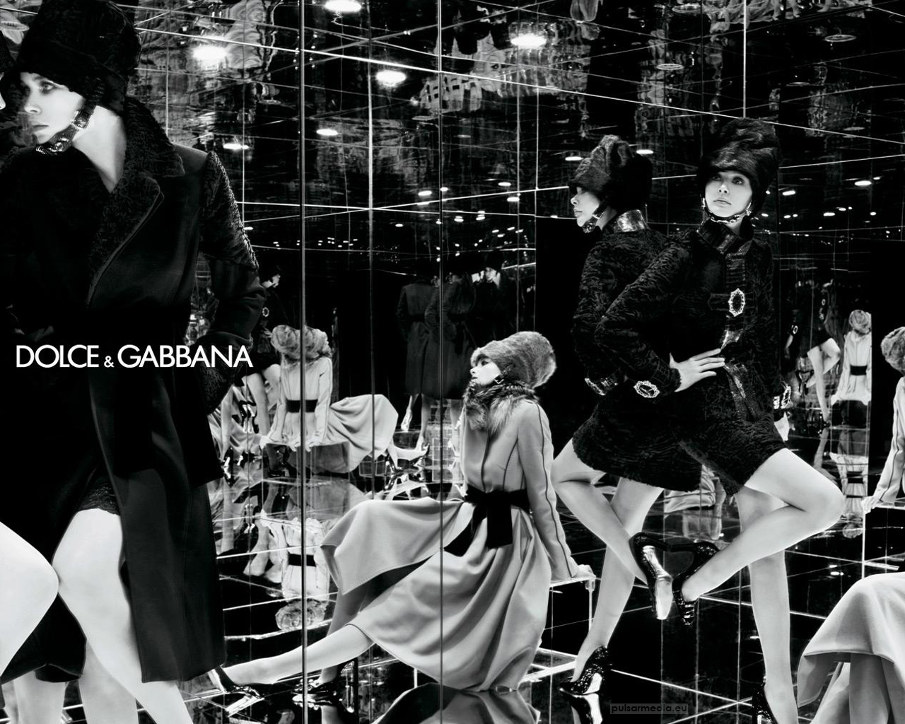 Dolce Gabbana Wallpaper, Fashion Wallpaper, Desktop - Dolce And Gabbana Campaign Mirror - HD Wallpaper 