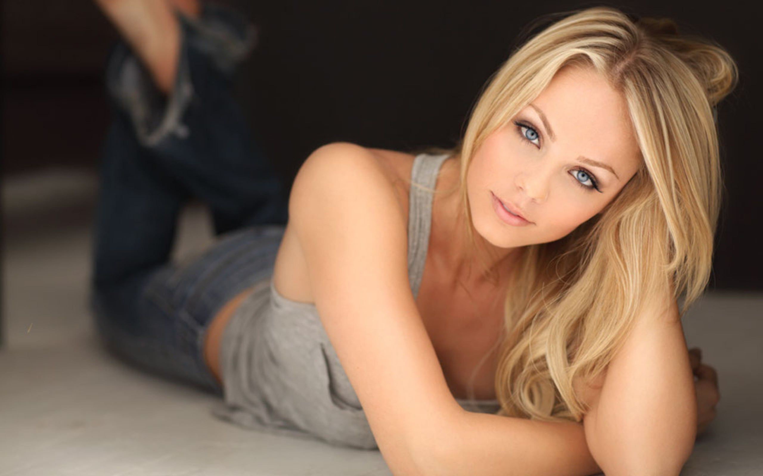 Laura Vandervoort Hd For Desktop - Laura Vandervoort Wallpaper Hd - HD Wallpaper 