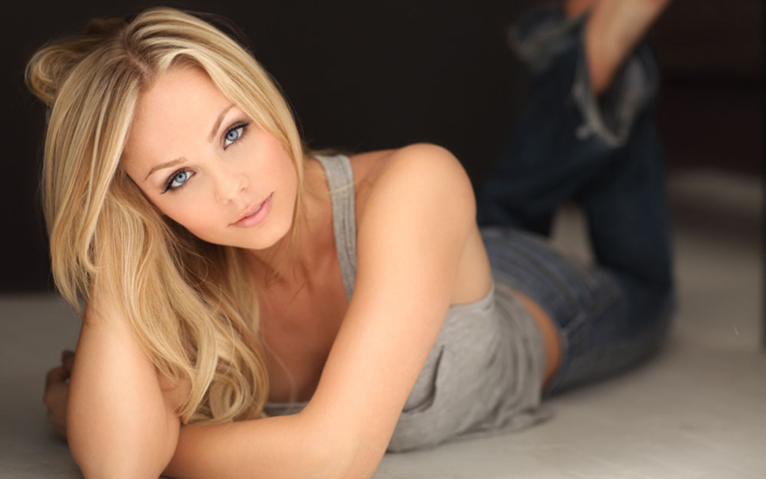Laura Vandervoort Wallpaper Hd - HD Wallpaper 