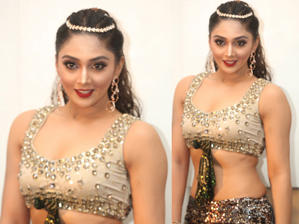 Natasha Doshi In Bikini - HD Wallpaper 