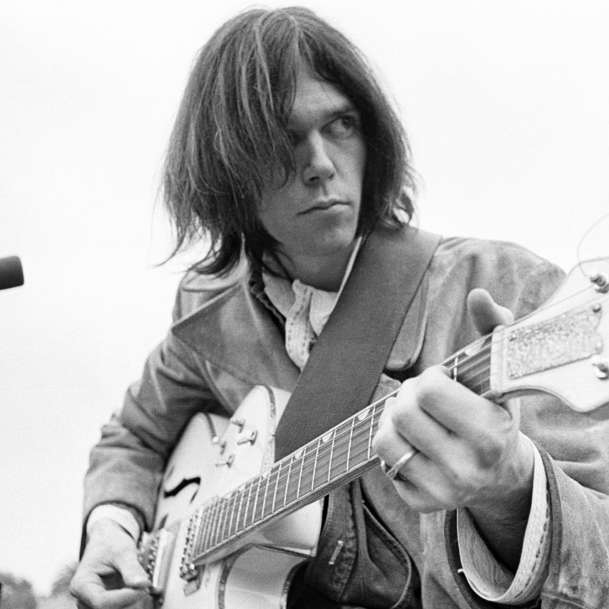 Wallpaper Neil Young, Guitar, Hair, Microphone, Play - Neil Young Playing Guitar - HD Wallpaper 
