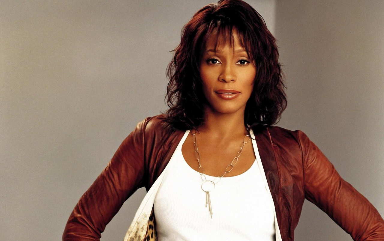 Whitney Houston Wallpapers - Whitney Houston Casual Outfit - HD Wallpaper 